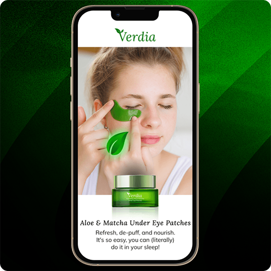 Smartphone mit einer Verdia-Skincare-Werbung für „Aloe & Matcha Under Eye Patches“ und Hinweisen zu den Produktvorteilen vor einem grün gestreiften Hintergrund.