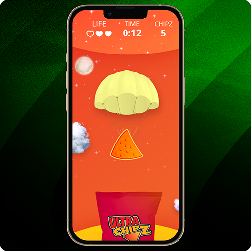 Smartphone mit einem Spiel vor orangefarbenem Hintergrund, in dem ein Chip mit einem Fallschirm auf eine rote Ultra-Chipz-Tüte zufliegt, mit Timer, Leben und Punktestand.