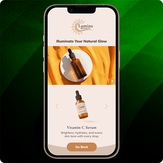 Smartphone mit einer Lumina-Beauty-Werbung für ein Vitamin-C-Serum mit einem bernsteinfarbenen Tropffläschchen und Produktinformationen vor einem orangefarbenen Stoffhintergrund.
