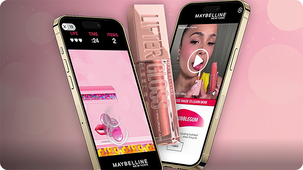 Zwei Smartphones vor pinkfarbenem Hintergrund mit einem großen Lipgloss in der Mitte: links ein pinkfarbenes Spiel, rechts eine Maybelline-Werbung für Lifter Gloss.