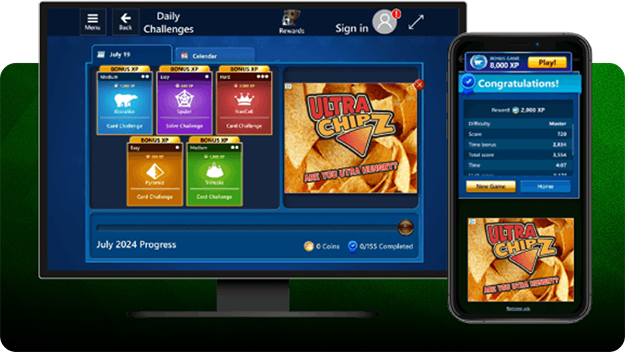 Computerbildschirm und Smartphone mit einem Solitaire-Spiel, Daily Challenges und Ultra-Chipz-Werbung vor einem grünen Farbverlauf.