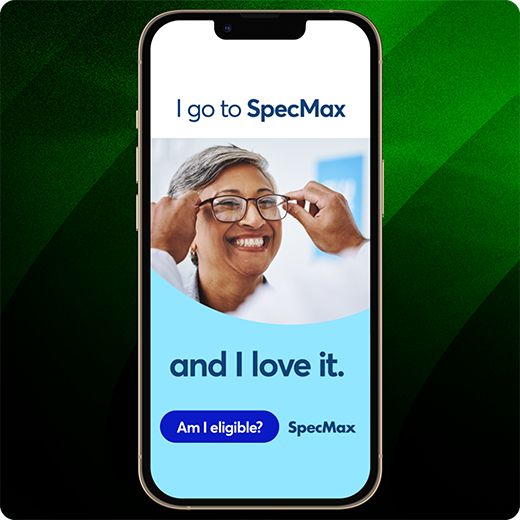 Smartphone mit einer SpecMax-Werbung mit dem Text „I go to SpecMax and I love it“ und einem blauen „Am I eligible?“-Button vor einem grün gestreiften Hintergrund.