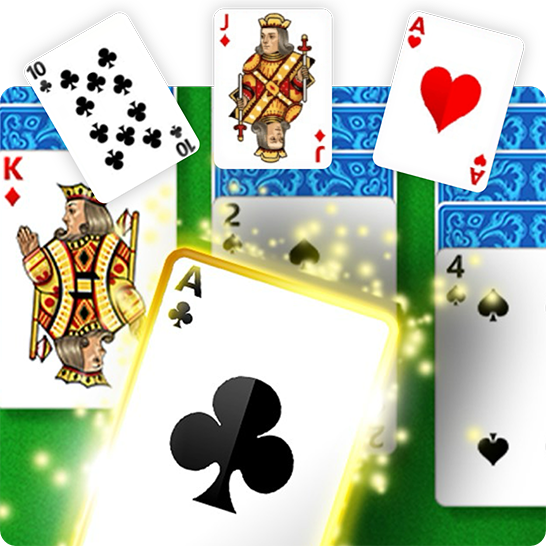 Verstreute Spielkarten vor grünem Hintergrund mit einem Solitaire-Layout und einem leuchtenden Kreuz-Ass im Vordergrund.